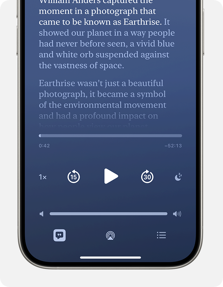 En podcasttranskription visas på en iPhone med minispelaren under den. Den påslagna knappen Transkription finns längst ned till vänster på minispelaren och ser ut som en mörk pratbubbla med ett citattecken inuti och en vit fyrkant runt den.