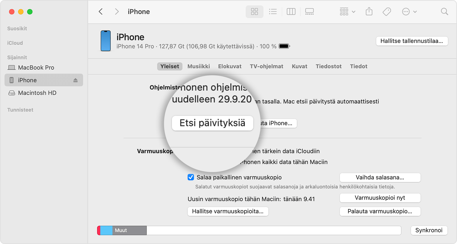 Macin näyttö, jossa näkyy, miten iOS-laitteen tallennustila tarkistetaan Finderilla