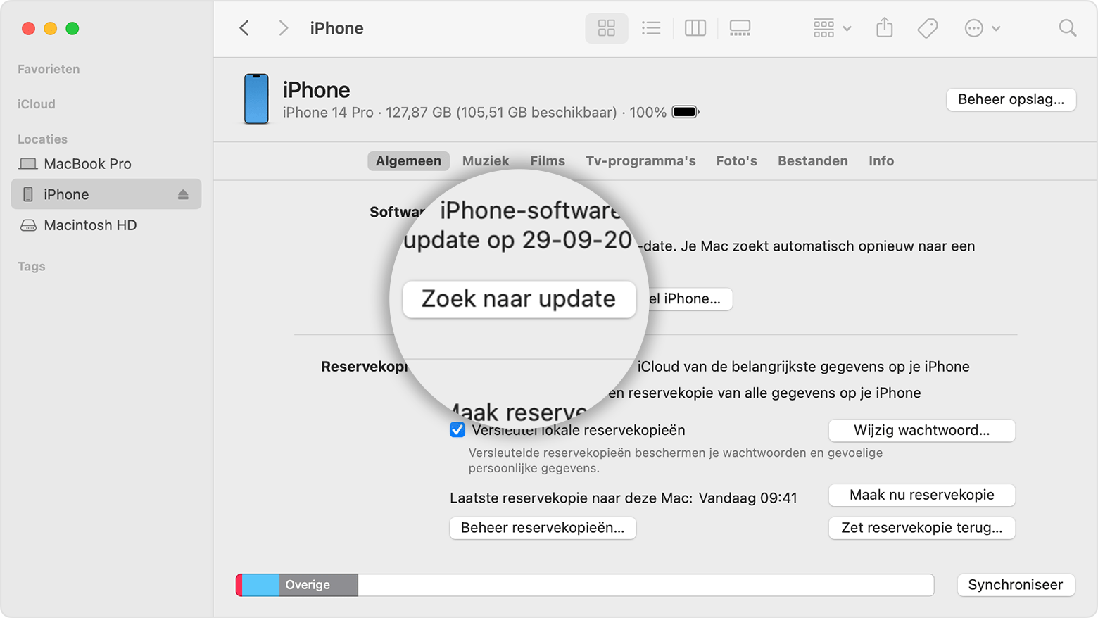 Een Mac-scherm met uitleg over hoe je de Finder kunt gebruiken om de opslagruimte van je iOS-apparaat te controleren