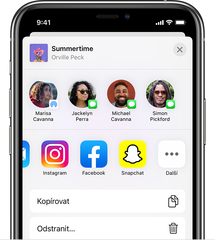 iPhone zobrazující na listu sdílení Instagram, Facebook a Snapchat.