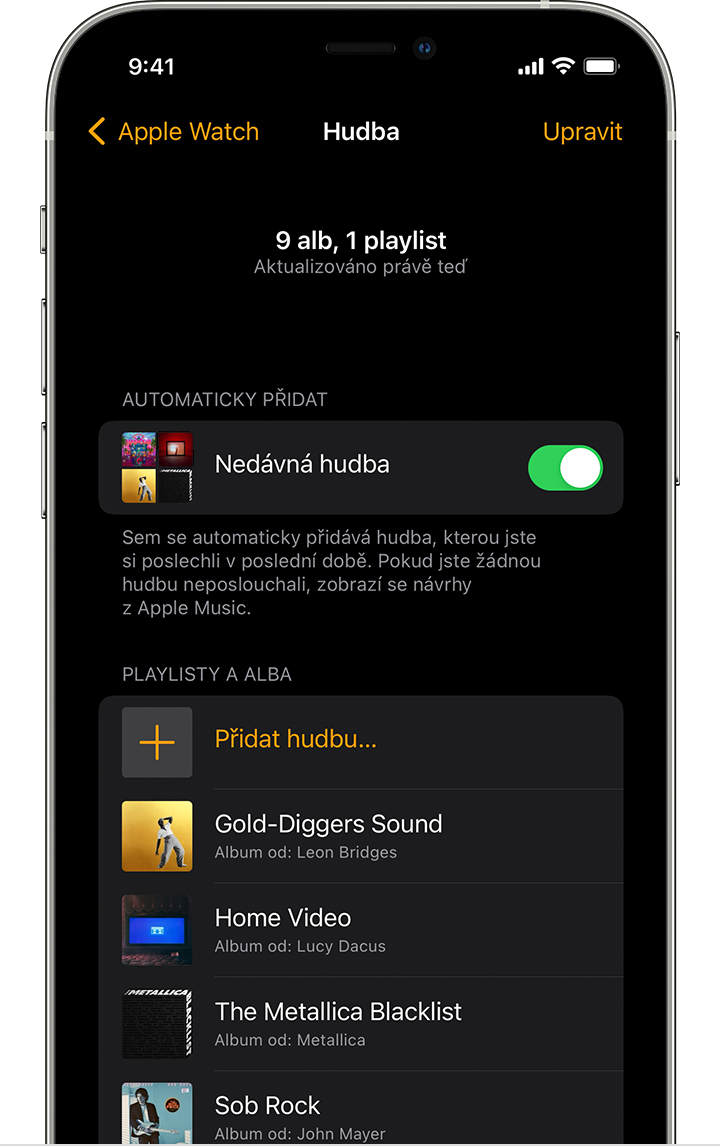 Aplikace Apple Watch na iPhonu zobrazuje playlisty a alba, která můžete přidat.