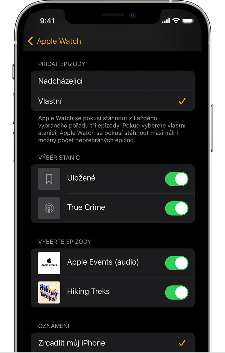 Aplikace Apple Watch na iPhonu zobrazuje podcastové pořady a stanice.