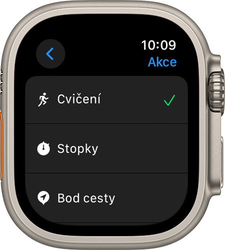 Apple Watch Ultra s otevřenou obrazovkou Akce a různými nastaveními