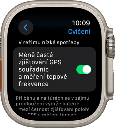 Obrazovka nastavení aplikace Cvičení na Apple Watch zobrazující nastavení Méně časté zjišťování GPS souřadnic a měření tepové frekvence