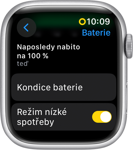 Apple Watch s obrazovkou režimu nízké spotřeby v Nastaveních