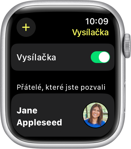 Apple Watch zobrazující aplikaci Vysílačka a seznam pozvaných přátel