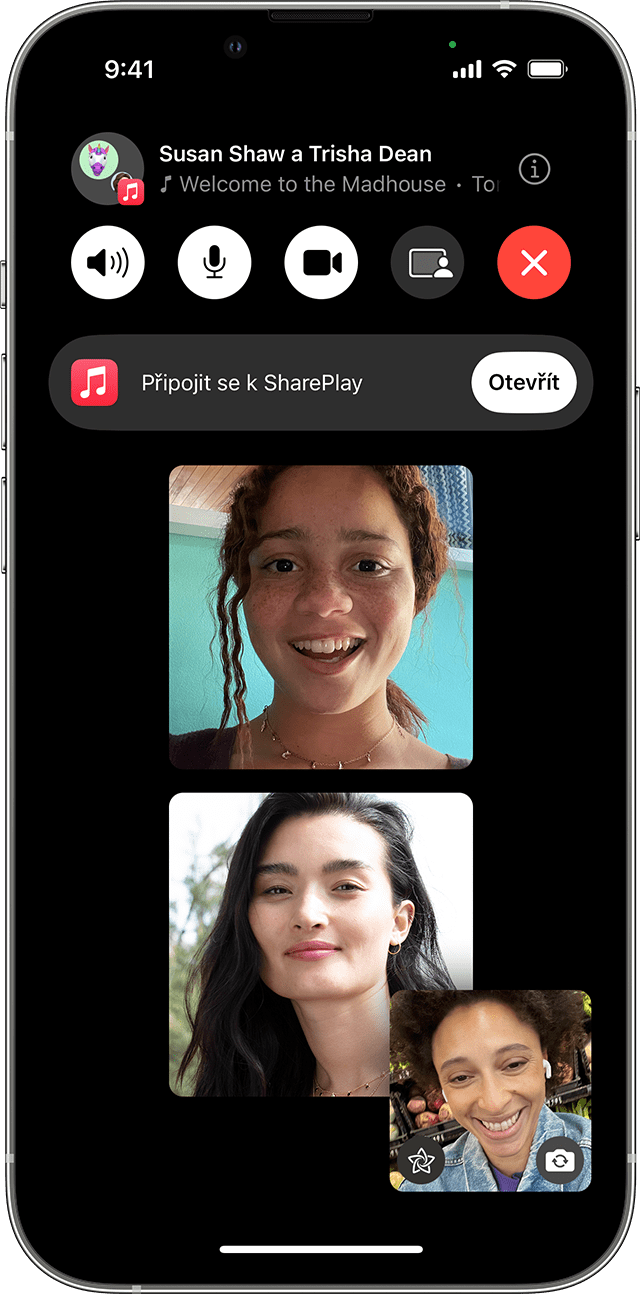 iPhone s probíhajícím FaceTime hovorem. Je vidět volba Připojit se k SharePlay.