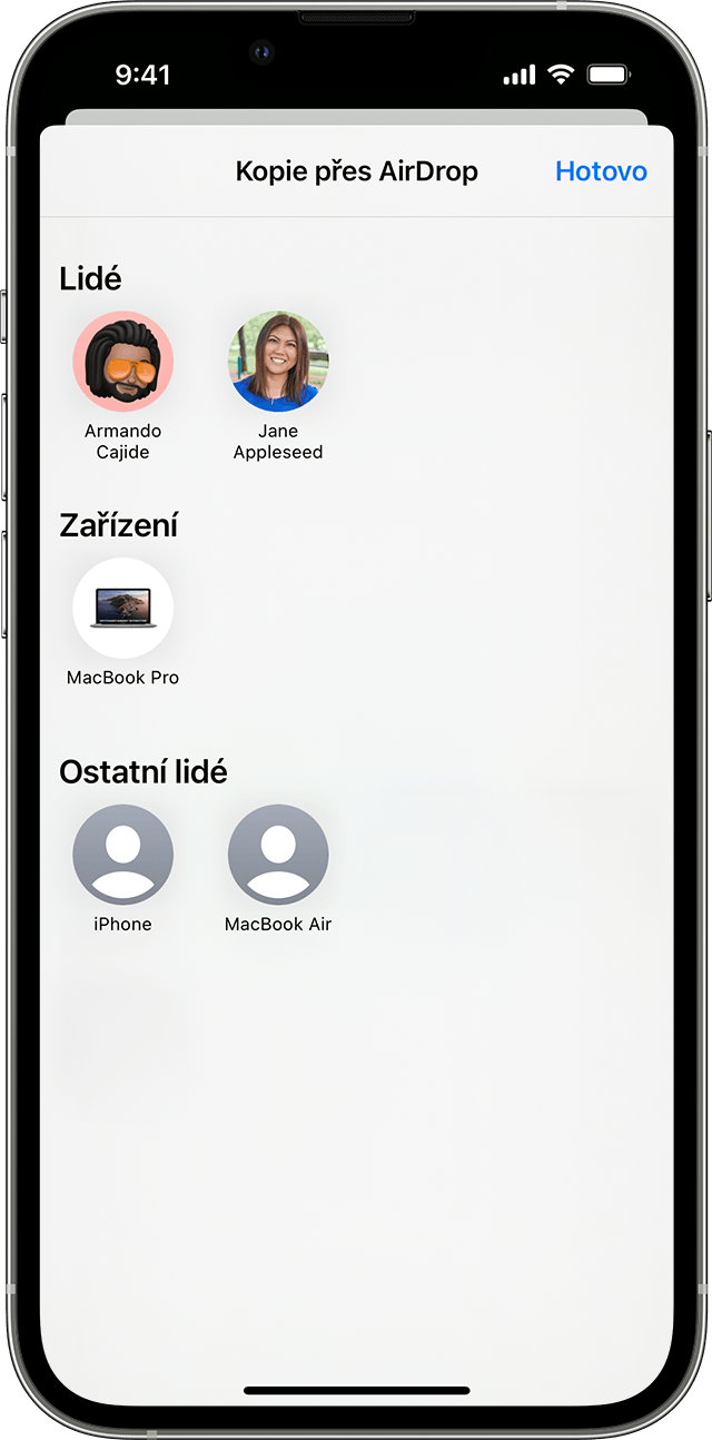 iPhone se zobrazením nabídky, kde vyberete kontakt nebo zařízení, se kterým chcete sdílet pomocí AirDropu.