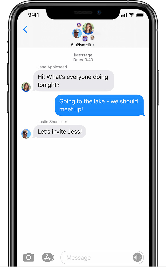 iPhone zobrazující skupinovou zprávu iMessage s pěti lidmi. 