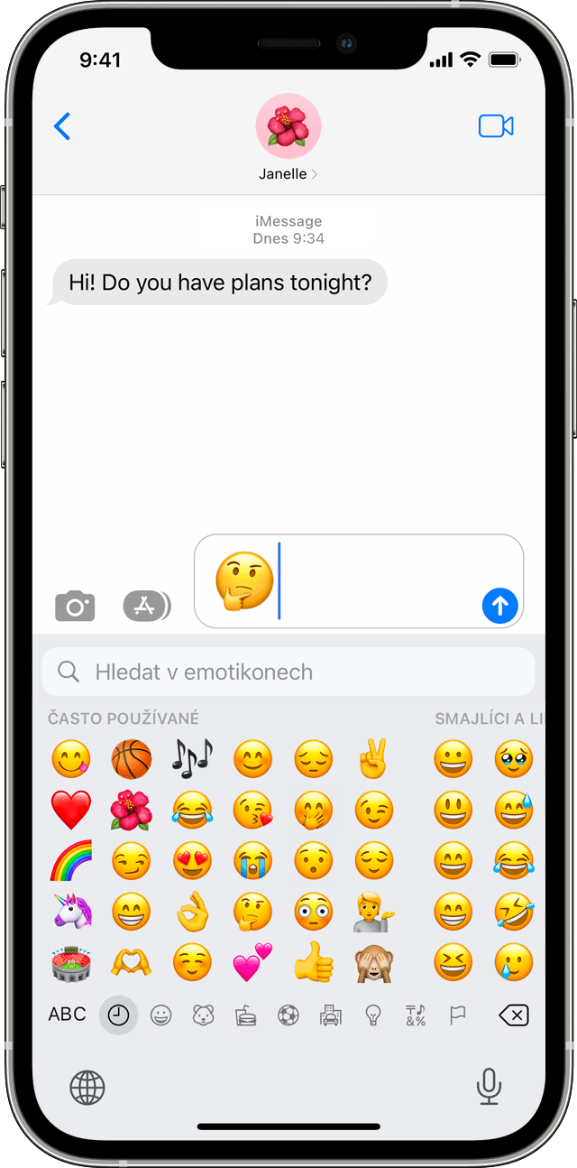 Obrazovka iPhonu zobrazující konverzaci Zpráv s emotikonem zamyšleného obličeje v textovém poli.