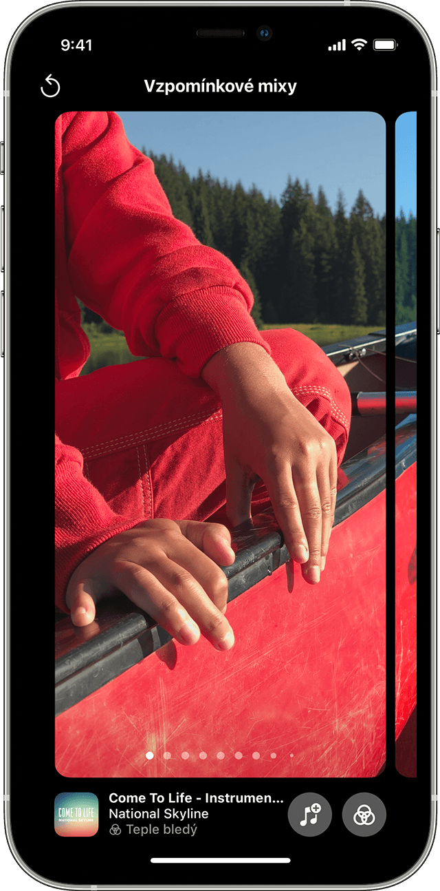 iPhone zobrazující obrazovku se vzpomínkovými mixy v aplikaci Fotky