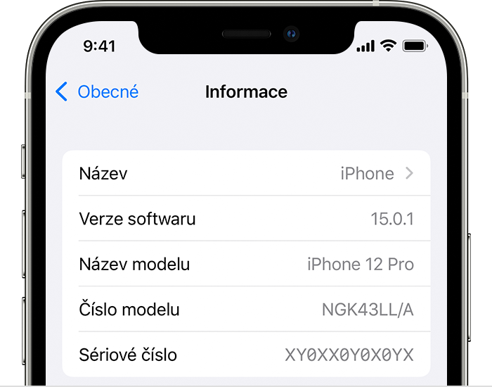 iPhone zobrazující obrazovku Informace s verzí softwaru pod názvem zařízení.