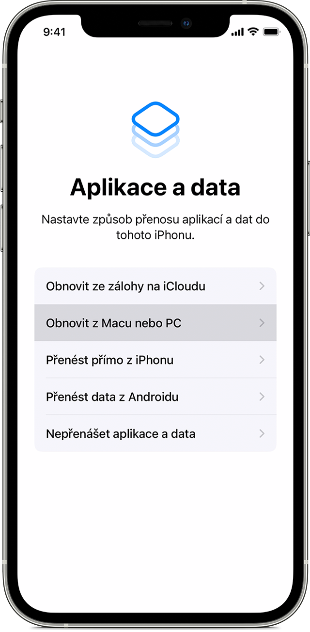 iPhone s obrazovkou Aplikace a data s vybranou volbou „Obnovit z Macu nebo PC“.
