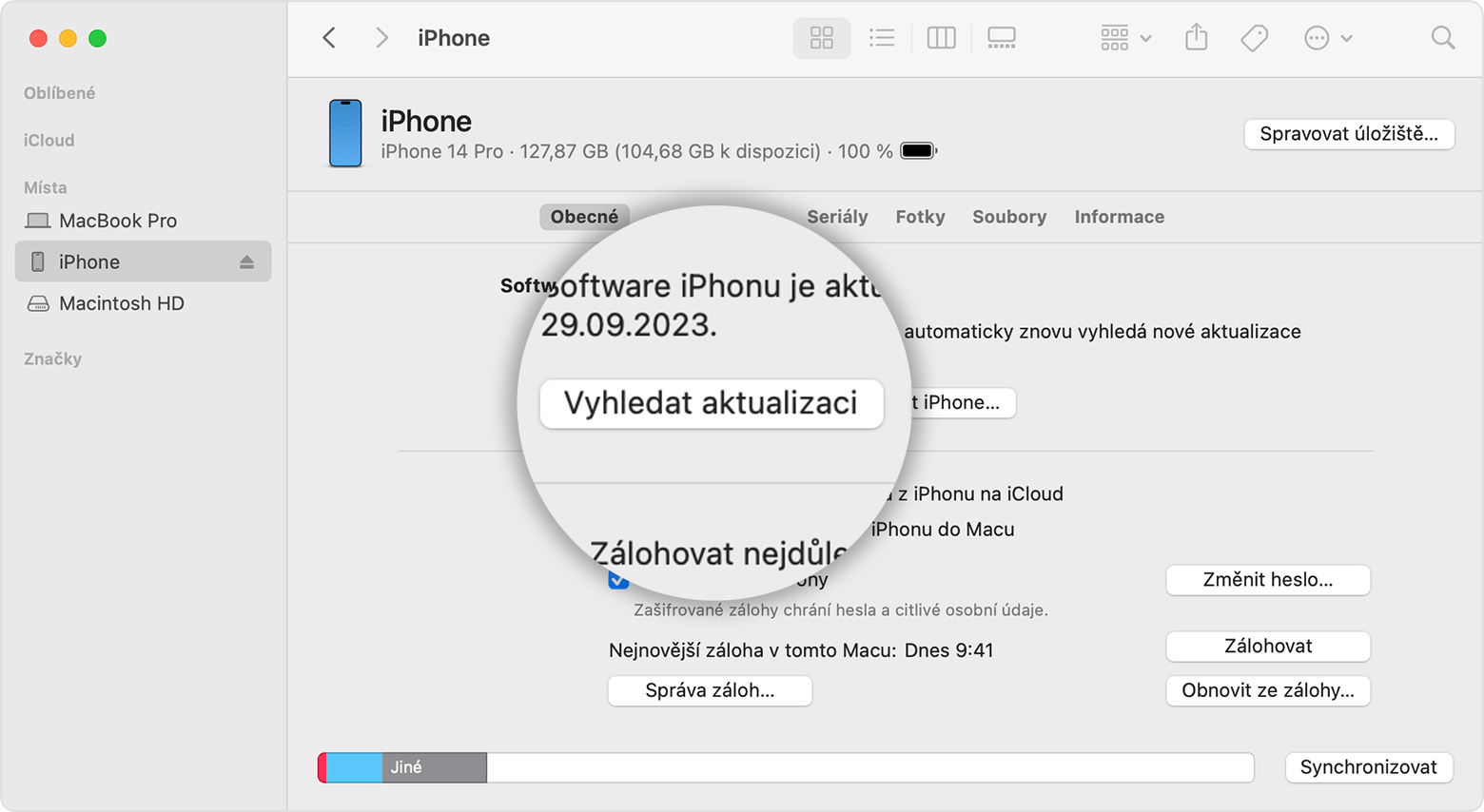 Obrazovka Macu s ukázkou toho, jak si ve Finderu zobrazit využití úložiště na iOS zařízení