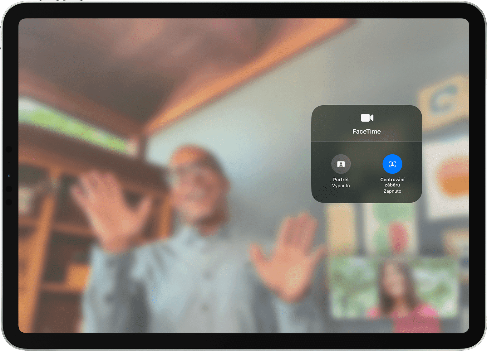 Obrazovka iPadu zobrazující hovor přes FaceTime se zobrazenými možnostmi nabídky Videoefekty