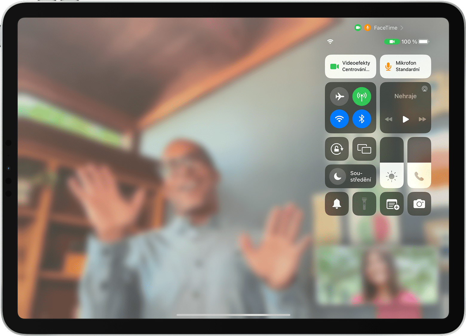 Obrazovka iPadu zobrazující hovor přes FaceTime se zobrazeným Ovládacím centrem, včetně tlačítka Videoefekty