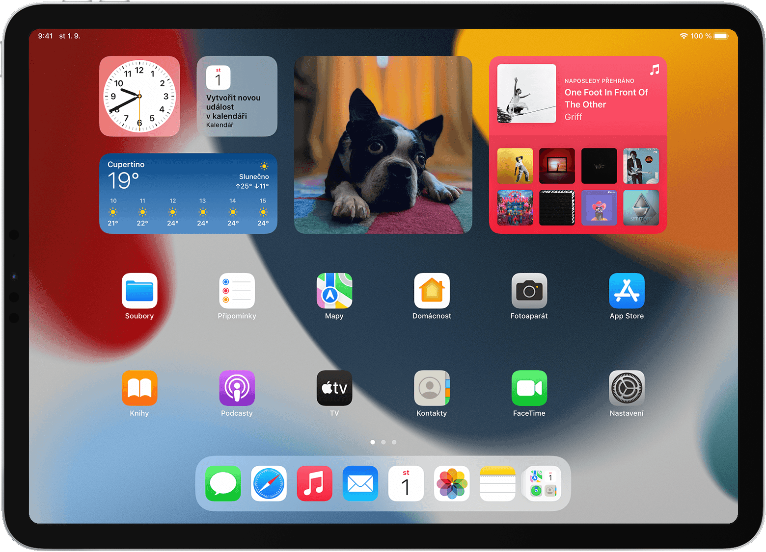 Plocha iPadu zobrazující widgety a aplikace
