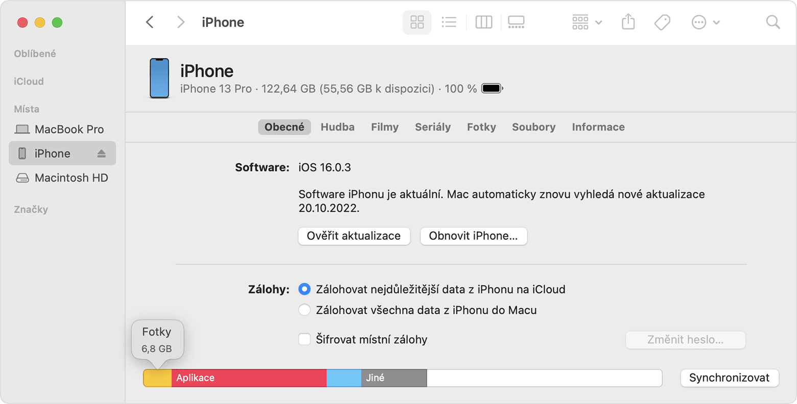 Obrazovka Macu s ukázkou toho, jak si ve Finderu zobrazit využití úložiště na iOS zařízení