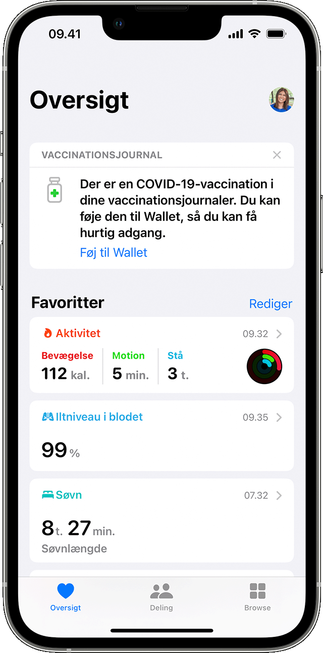 iPhone-skærm, der viser fanen Oversigt i appen Sundhed med en vaccinationsjournal, som kan tilføjes i Wallet