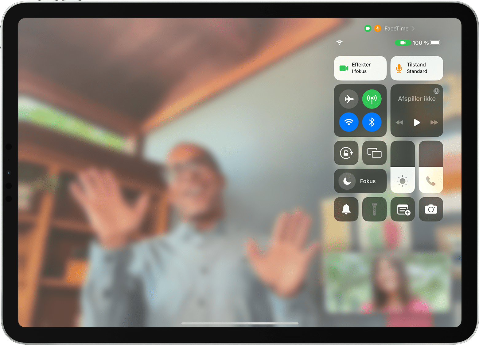 iPad-skærm, der viser et FaceTime-opkald med Kontrolcenter synligt, herunder knappen Effekter