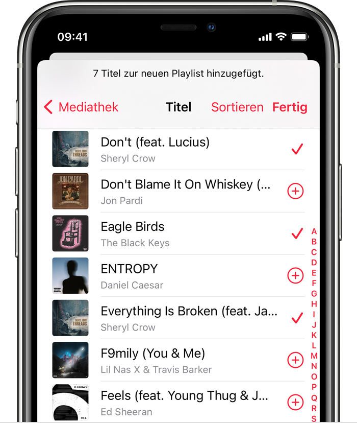 Das iPhone zeigt 7 Titel an, die einer neuen Playlist hinzugefügt wurden