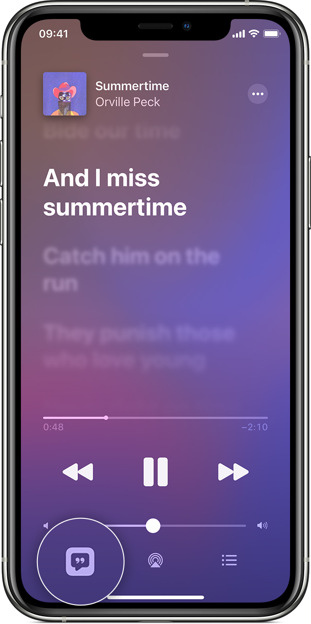 iPhone mit angezeigtem Liedtext und der Liedtext-Taste in der unteren linken Ecke