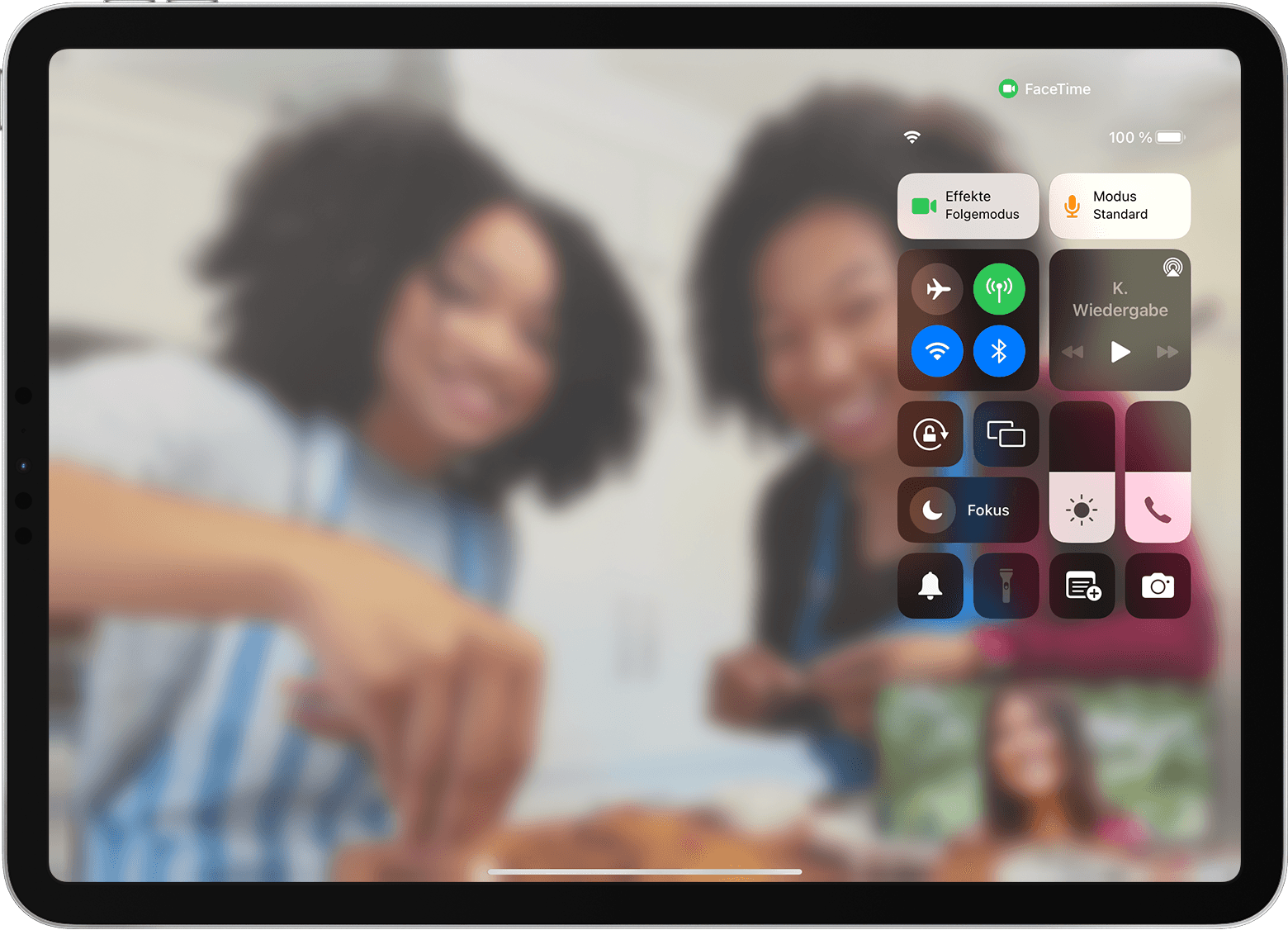 iPad-Display, auf dem ein FaceTime-Anruf mit dem sichtbaren Kontrollzentrum und der Videoeffekte-Taste angezeigt wird