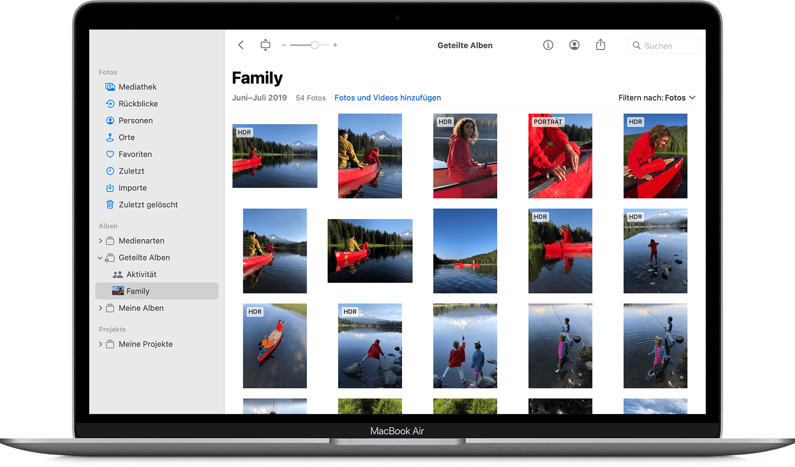 MacBook Air mit Fotos-App, die ein geteiltes Familienalbum anzeigt