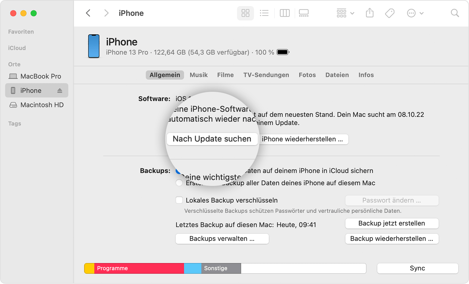 Finder auf dem Mac, auf dem iPhone in der Liste der Speicherorte angezeigt wird und die Taste "Nach Update suchen" hervorgehoben ist.