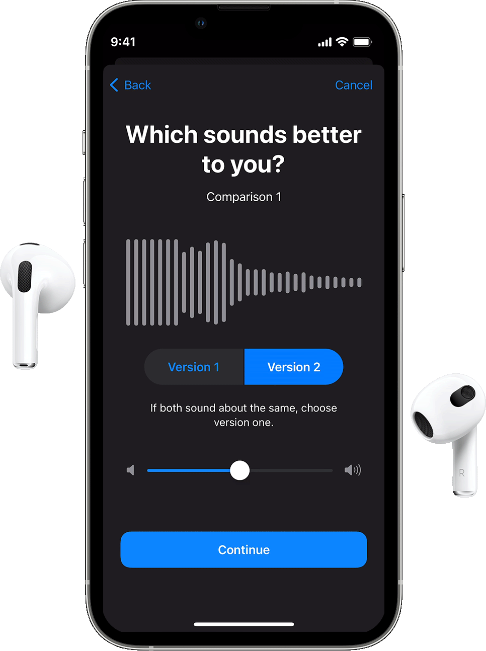 AirPods austiņas un iPhone ierīce, kurā atvērta funkcija Custom Audio Setup (Pielāgota audio iestatīšana) un parādīts jautājums par to, kurš audio fragments izklausās labāk.