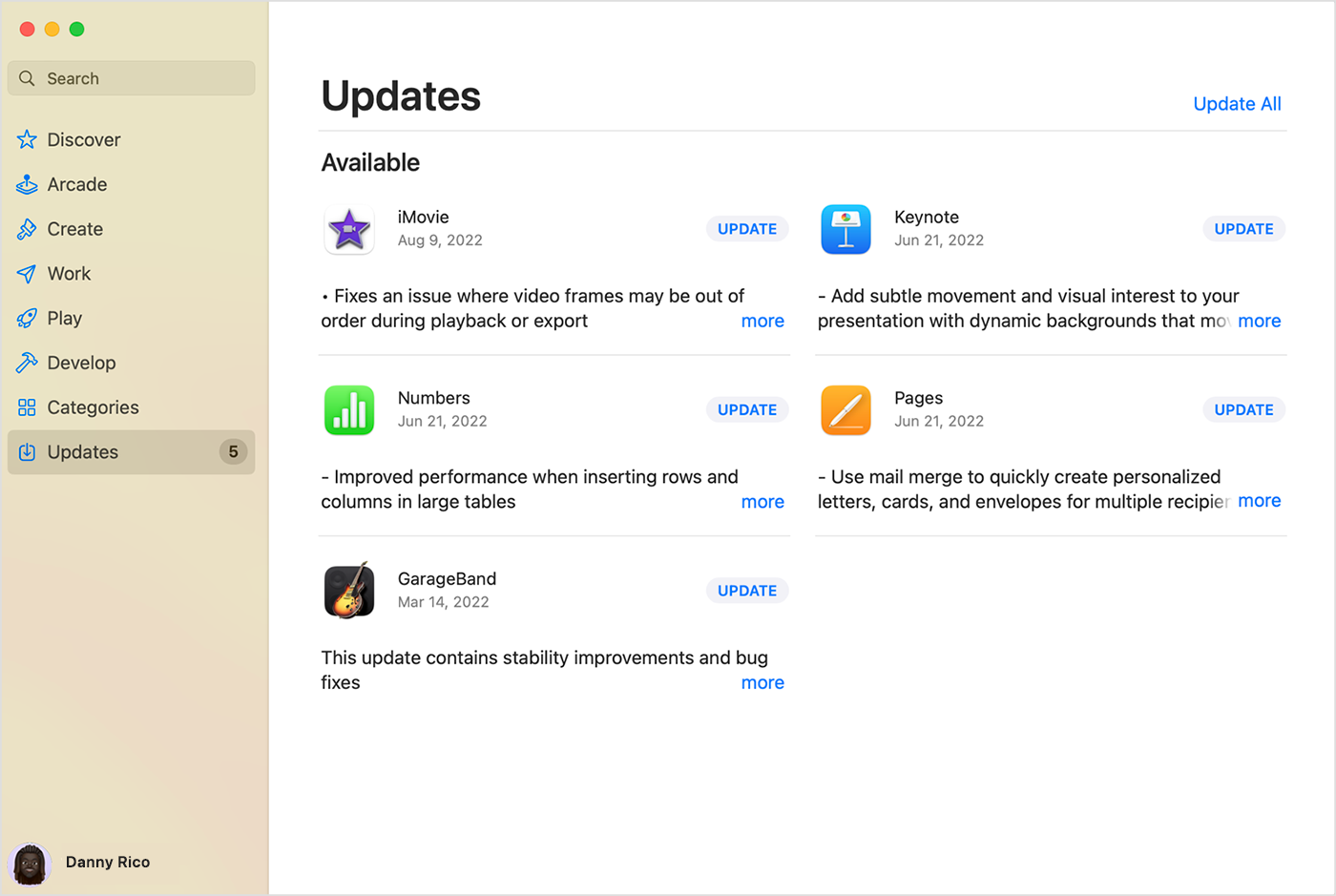 Mac ierīce, kurā redzama pakalpojuma App Store lapa Updates (Atjauninājumi).