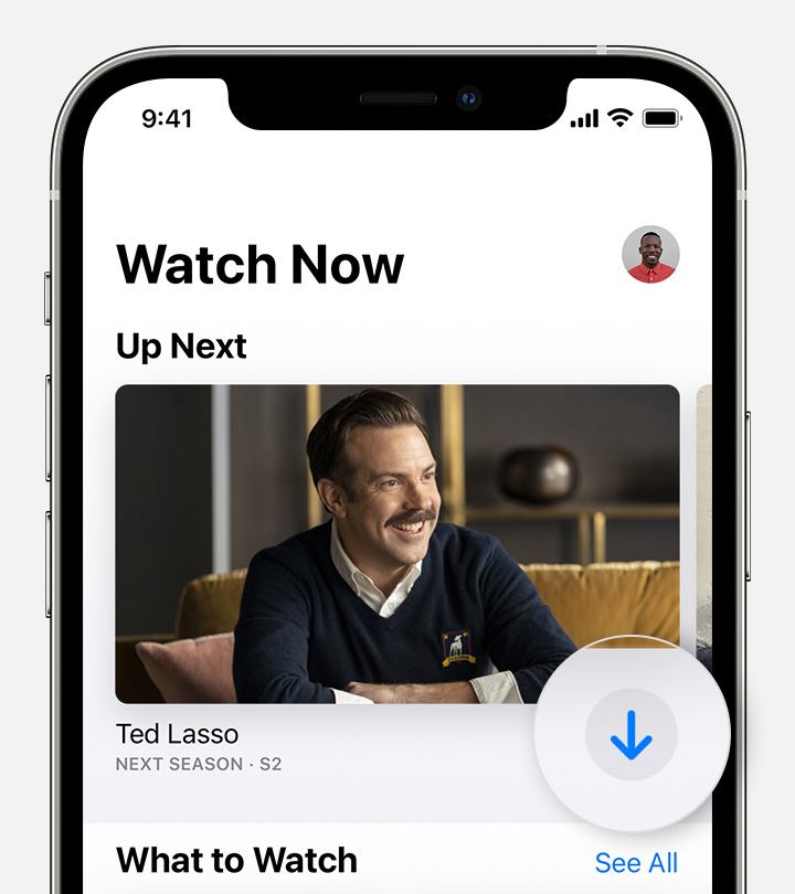 iPhone ierīcē atvērta lietotne Apple TV, kur sadaļā Up Next (Tālāk) pie “Ted Lasso” 2. sezonas parādīta poga Download (Lejupielādēt).