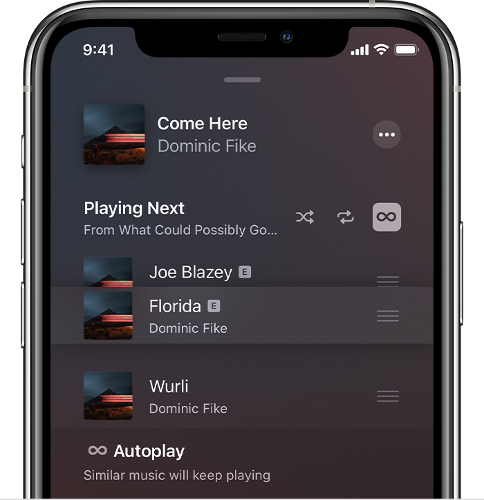 iPhone, на който се показва музика, която се пренарежда на екрана Playing Next (Предстои за възпроизвеждане)