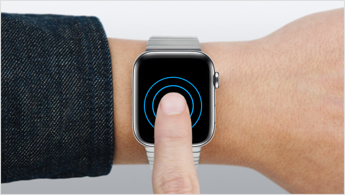 Une personne appuyant de manière prolongée sur l’écran de l’Apple Watch
