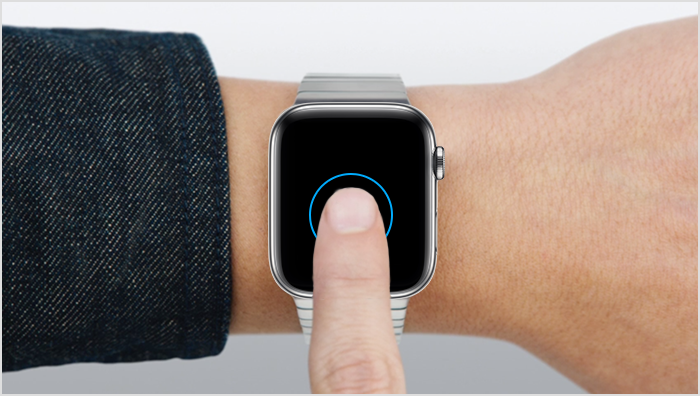 Une personne touchant l’écran de l’Apple Watch