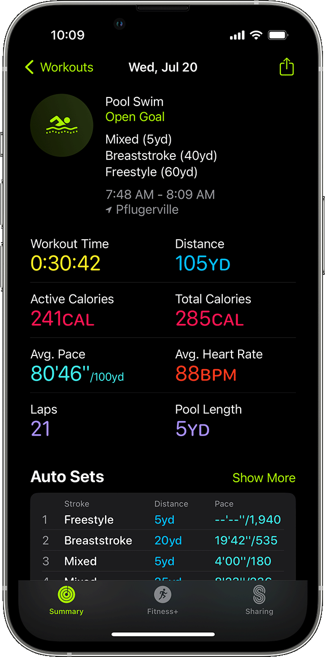 iPhone「健身」app 正顯示「泳池游泳」體能訓練的摘要詳情。