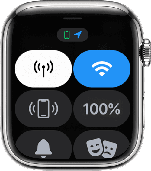 Egy Apple Watch, amelynél a képernyő tetején a helymeghatározási funkció kék nyíl ikonja látható