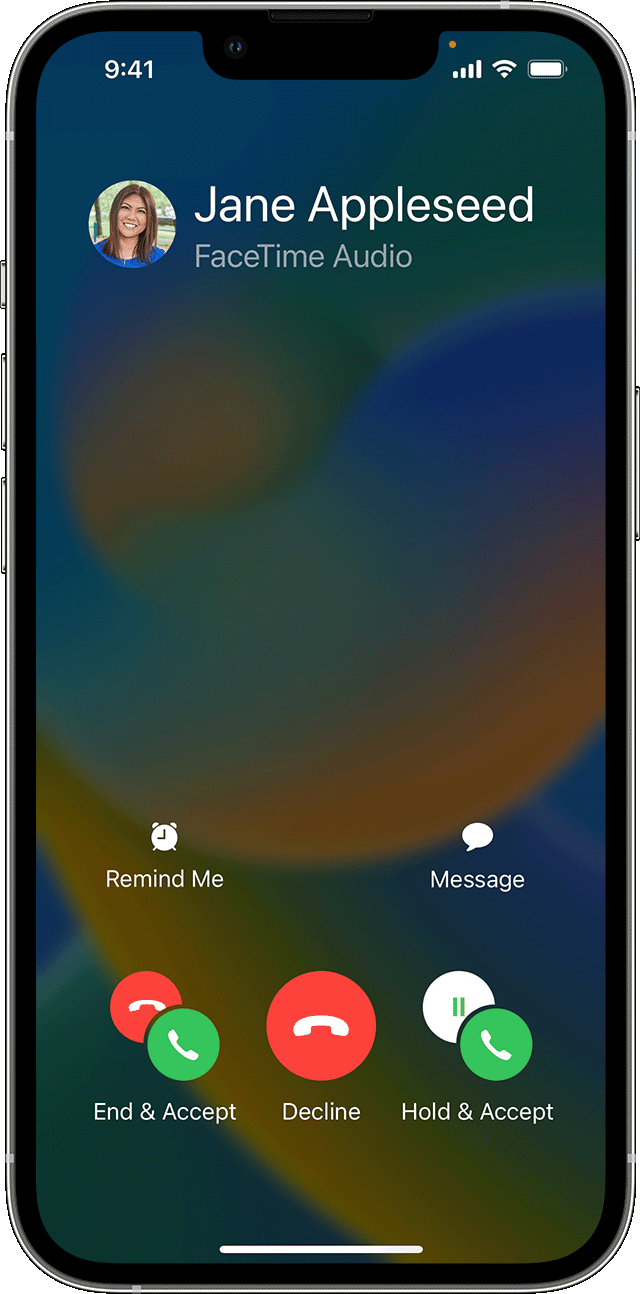 Sebuah iPhone menampilkan panggilan masuk saat panggilan berlangsung. Tombol Akhiri & Terima, Tolak, dan Tahan & Terima terdapat di bagian bawah layar.