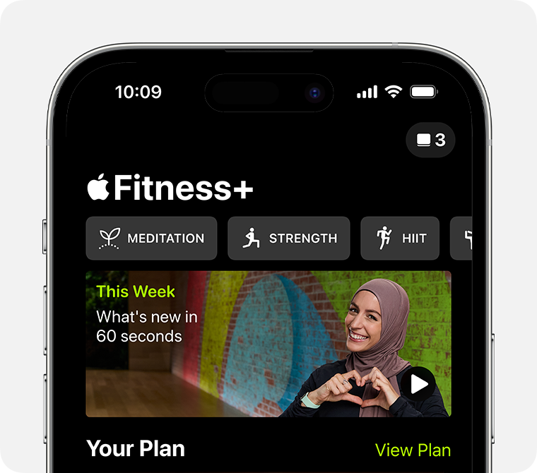 تطبيق Apple Fitness+‎. الحزم موجودة في أعلى اليسار. وأنواع التمارين ممتدة حتى المنتصف، وأسفل ذلك يوجد مقطع فيديو للميزات الجديدة.