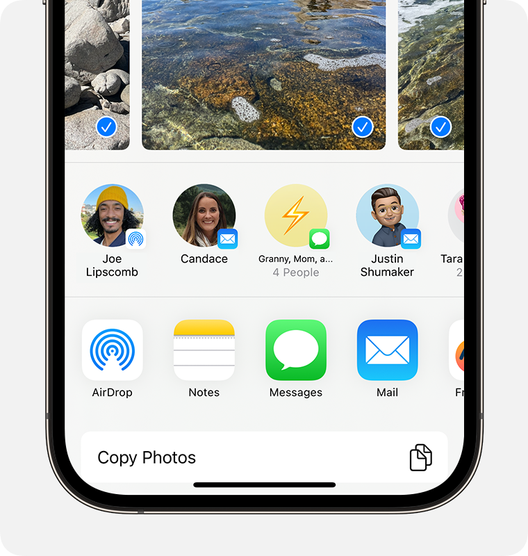 Un iPhone montrant la feuille de partage avec les photos sélectionnées et l'option AirDrop affichée.