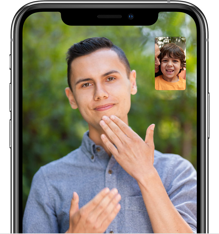 Οθόνη ενός iPhone στην οποία εμφανίζεται ένας άντρας που επικοινωνεί στη νοηματική γλώσσα σε μια κλήση βίντεο FaceTime.