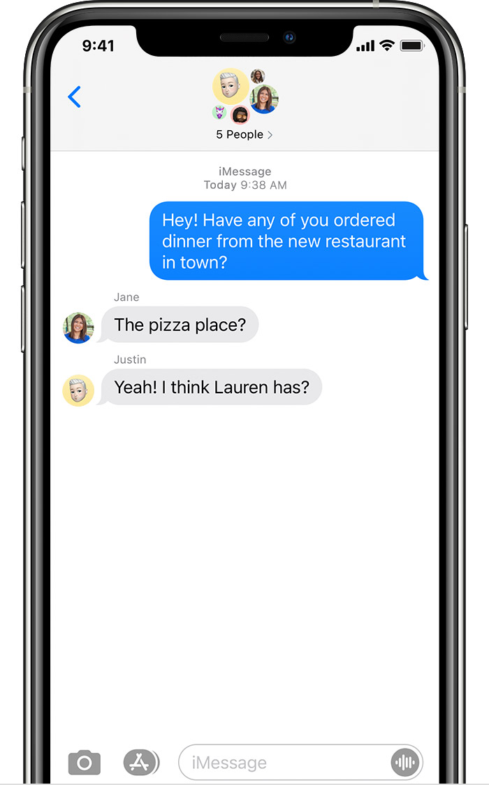 „iPhone“, kurio ekrane rodomi grupės „iMessage“ tekstiniai pranešimai su penkiais asmenimis.