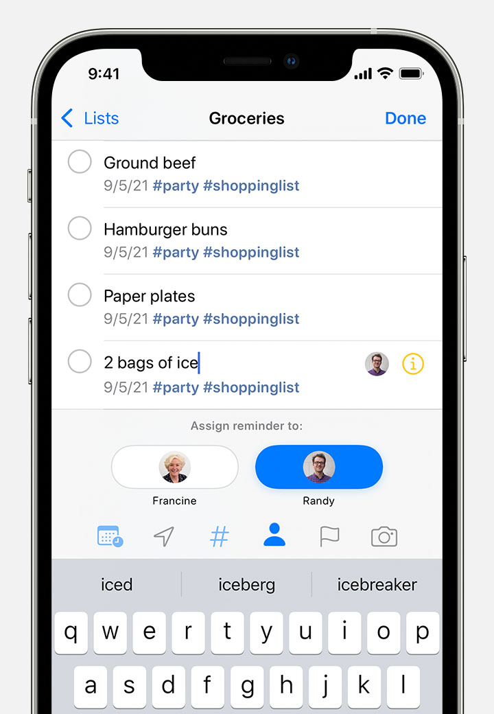 Ein iPhone mit einer Einkaufs-Erinnerungsliste. Eine Erinnerung an 2 Säcke Eis ist ausgewählt. Unter der Erinnerung sehen Sie "Erinnerung zuweisen an:" mit der Option, einen von zwei Benutzern auszuwählen, Randy oder Francine.