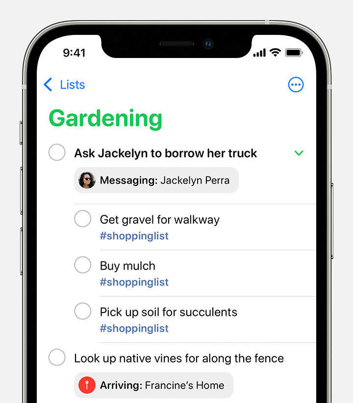 „iPhone“, kuriame rodomas sąrašas „Gardening Reminders“ (sodininkystės priminimai). Po priminimu „Paprašyti Žaklinos paskolinti sunkvežimį“ bus rodoma Žaklinos nuotrauka ir „Messaging: Jackelyn Perra“ (pranešimas: Žaklina Perra).