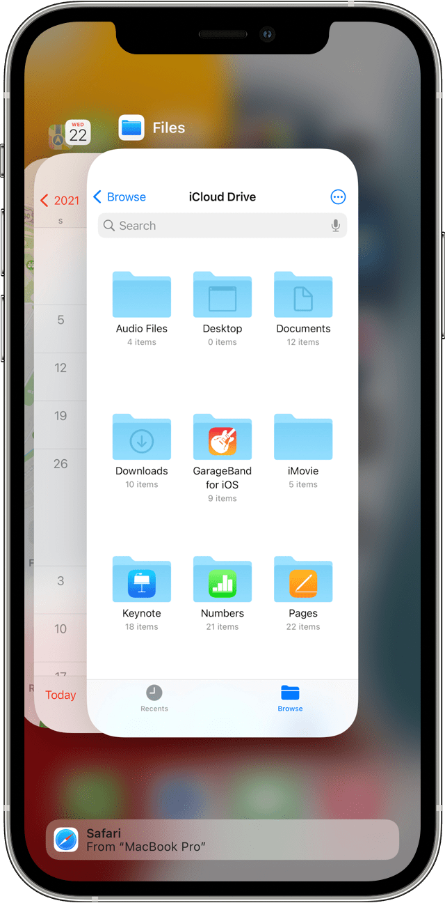 מסך 'מחליף היישומים' ב-iPhone עם הבאנר של האפליקציה 'דואר' מ-MacBook Pro
