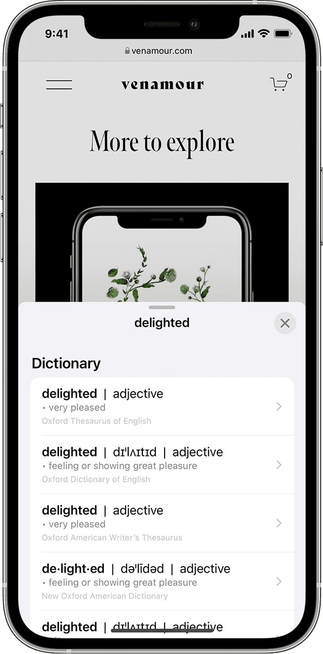 Používateľ iPhonu vyhľadáva v slovníku slovo „delighted“ po použití funkcie Text naživo na identifikáciu slova na fotke
