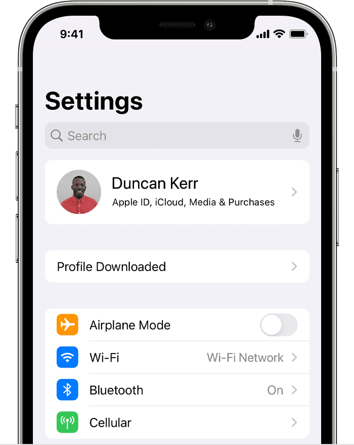 Zaslon naprave iPhone z nastavitvami, ki prikazuje možnost »Profile Downloaded« (Profil prenesen)