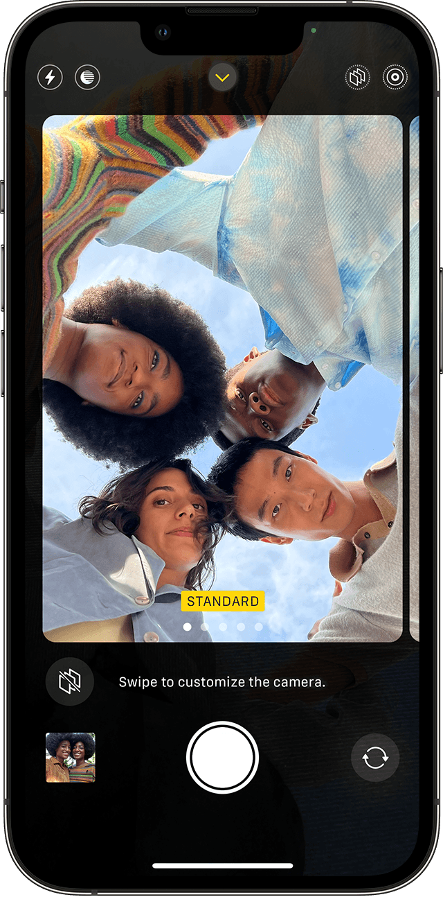 iPhone que muestra la app Cámara con cuatro personas en el visor