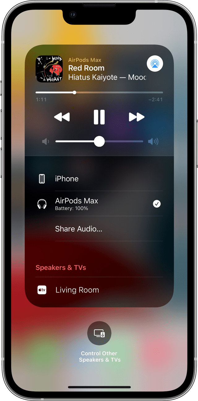 Centro di Controllo di iPhone con la scheda In riproduzione che mostra la trasmissione di musica su AirPods Max