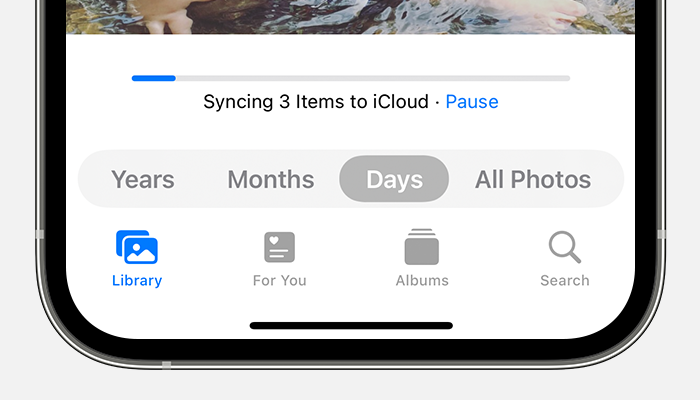 يوضح شريط الحالة في أسفل تطبيق الصور أن 3 عناصر تتم مزامنتها مع iCloud